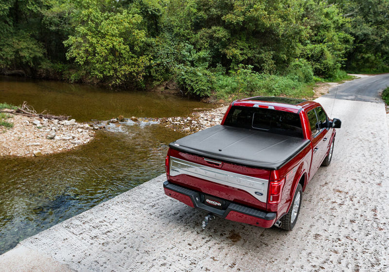 UnderCover 14-18 Chevy Silverado (19 Legacy) 5.8ft SE Bed Cover Black Textured UC1116