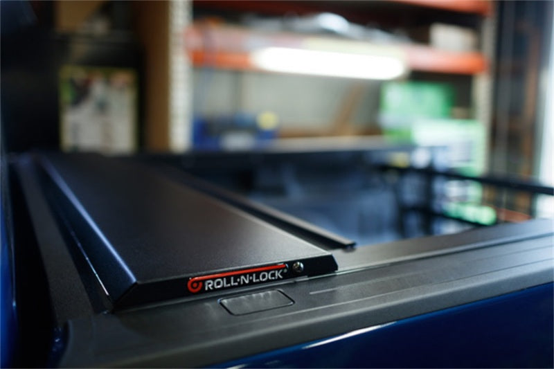 Roll-N-Lock 14-17 Chevy Silverado/Sierra 1500 68in E-Series Retractable Tonneau Cover RC220E