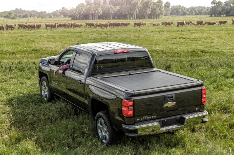 Roll-N-Lock 14-18 Chevy Silverado/Sierra 1500 XSB 68in M-Series Retractable Tonneau Cover LG220M