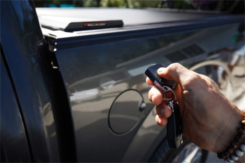 Roll-N-Lock 14-17 Chevy Silverado/Sierra 1500 68in E-Series Retractable Tonneau Cover RC220E