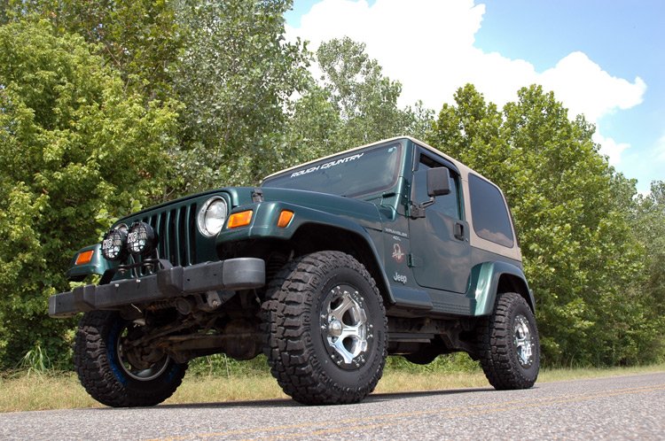 Rough Country 2 Inch Lift Kit V2 compatible with Jeep Wrangler Tj 4Wd (1997-2006) 65870