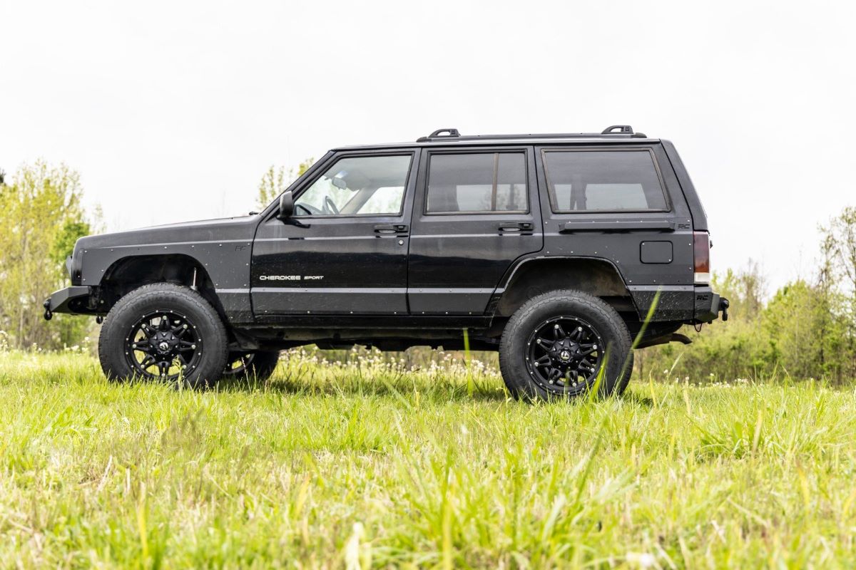 Rough Country 3 Inch Lift Kit Rr Springs M1 Fits Jeep Cherokee Xj 2WD/4WD (84-01) 63040